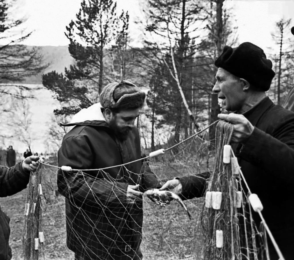 Fidel and a fisherman